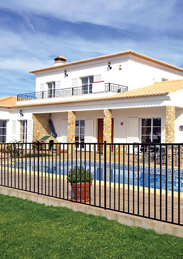 Offre spéciale moderne galvanisé/aluminium 2 rails panneaux de clôture de piscine ornementaux à dessus plat